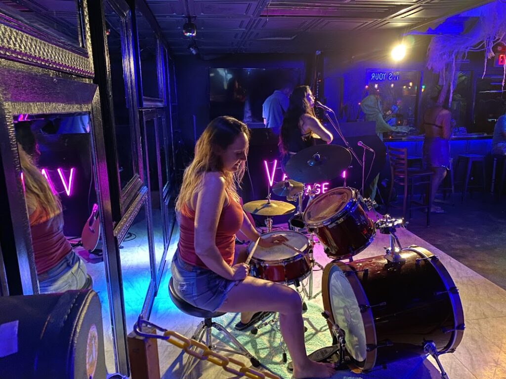 my bar kona lgbtq friendly dance pool tables drag djs karaoke 7 1024x768