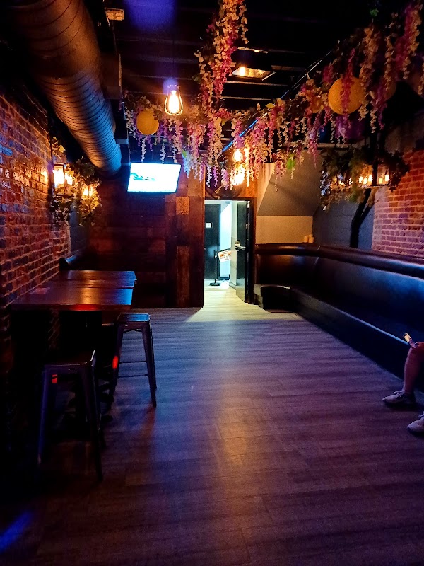 uproar lounge restaurant 3
